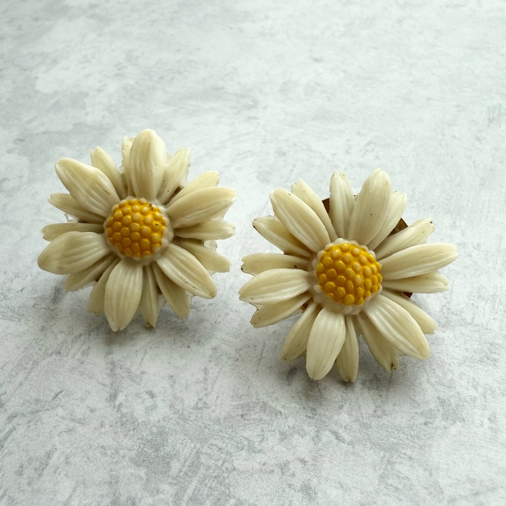 Vintage Handmade Carved Sarah Coventry Plastic Daisy Flower Clip Earring
